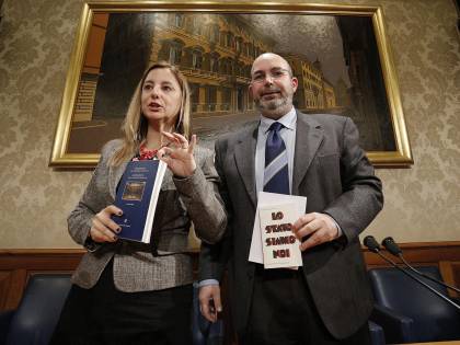 Diaria, M5S nel caos: i dissidenti pugnalano Grillo