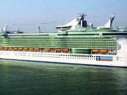 La prima volta di Royal Caribbean alla SpeziaCrociere, l'attracco della Liberty of the Sea: parte la sfida con Livorno
