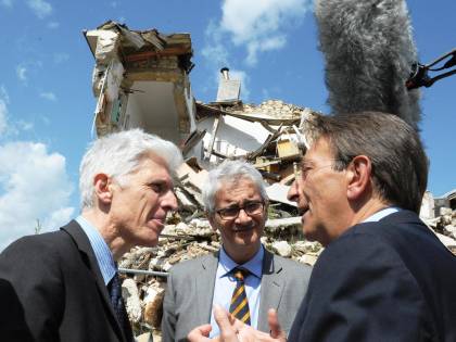 Sisma, sindaco dell'Aquila: "Lo Stato ci ignora. Riconsegno la fascia"