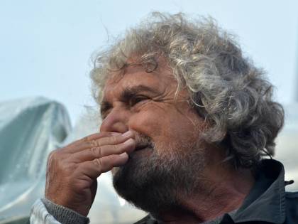 Grillo vuole dare la mancia agli italiani: 600 euro al mese per non fare niente