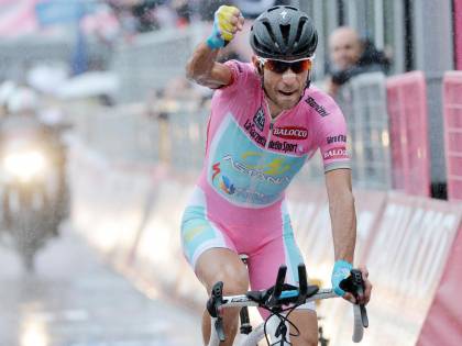 Giro d'Italia, Nibali vince la cronoscalata ed è sempre più rosa