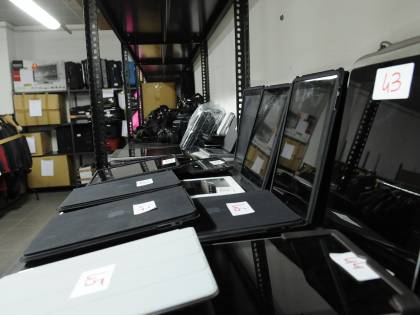Oggetti smarriti a Malpensa, venduti all'asta orologi, cellulari e un paio di sci