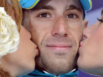 Nibali da leggenda domina le Tre Cime nella tormenta