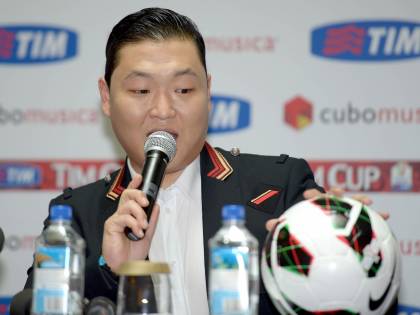 La prima di Psy a Roma: chiede noodle e sigarette