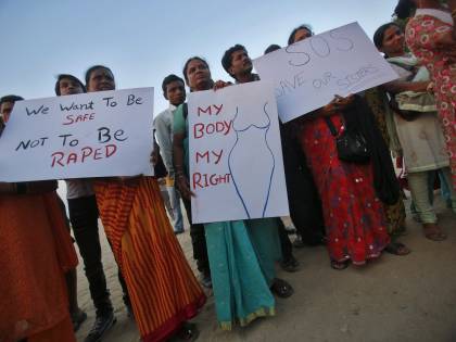 India, undicenne bruciata viva: "Ha fatto la spia"