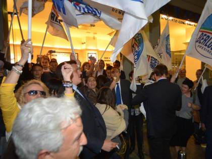 In centinaia al sit-in dei gelati Per Pisapia è l'ultima «svista»