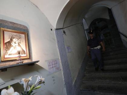Napoli, massacrata di botte e chiusa nel sacco dei rifiuti