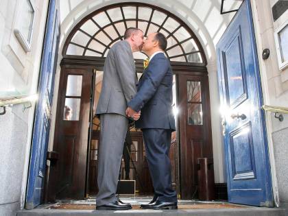 Così Bruxelles obbliga l'Italia a promuovere l'identità gay