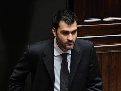 Cinque Stelle attaccano con la bava alla bocca: "Berlusconi? In galera!"
