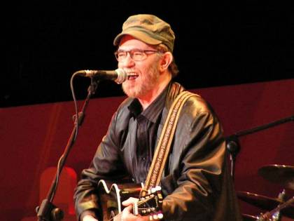 De Gregori sputa sul Pd ma non sui suoi soldi E suona alla festa dell'Unità