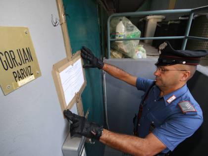 Viene rapinato e poi sgozzato: commerciante ucciso in negozio