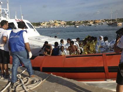 Immigrati, tragedia senza fine: braccio di ferro sulle politiche migratorie