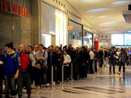 È iPhone Day anche in Italia, fan in coda da ieri sera