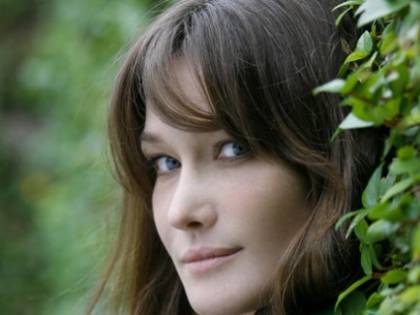 Carla Bruni ricoverata in ospedale: dolori alla mascella