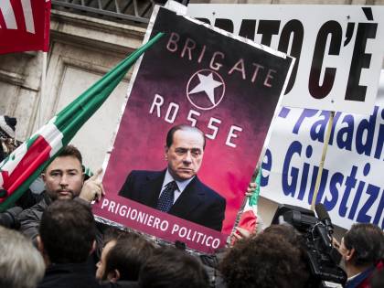 "Il Cav non si discute, si ama". Il popolo azzurro in piazza: "Oggi decade la democrazia"