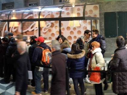 Coda a Milano davanti al nuovo McDonald's