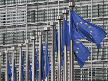Perfino l'Europa apre le porte agli anti-euro