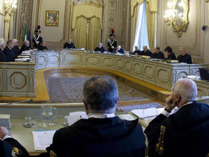 La Corte: "Dare il cognome del padre è retaggio patriarcale"