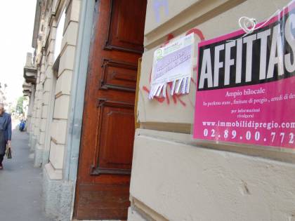 Manovra, la stretta del Pd: niente contanti per gli affitti