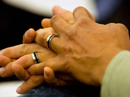 Rifiuta matrimonio gay ma viene arrestata