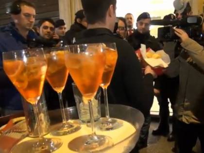 Spritz, negroni e prosecco: dopo la sfiducia a Letta è festa alla direzione del Pd