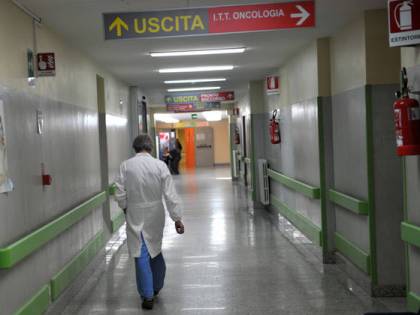Palermo, neonato abbandonato sul balcone: in condizioni gravi