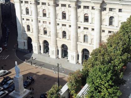 Borse, Milano in rialzo e spread in calo all'indomani delle Europee