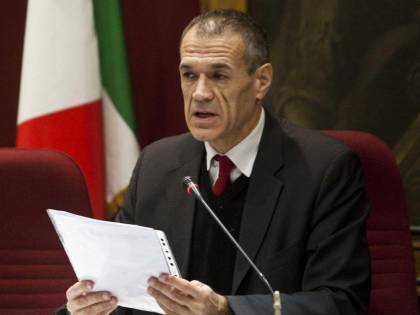 Cottarelli scopre le tasse: "L'80% della mia pensione va nelle casse dello Stato"