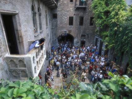 Verona e il muro di "gomme" che umilia Giulietta e Romeo