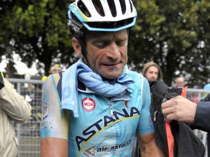 Tutti giù per terra. Nel Giro ecatombe si salva solo Evans