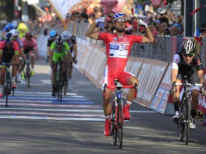 Cadute e Bouhanni: è un Giro ciclostile