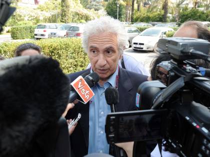 Corradino Mineo: "Renzi è subalterno ad una bella donna"