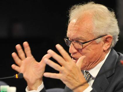 Finisce l'era Bazoli, banchiere per caso e Papa della finanza