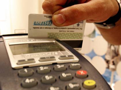 Dall'idraulico al parrucchiere: scatta l'obbligo del bancomat