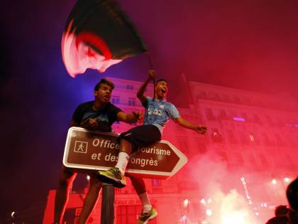 Ottavi Algeria e in Francia è alert disordini Nizza vieta le bandiere straniere