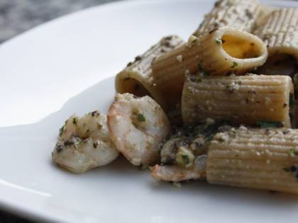 Paccheri integrali con gamberetti e pesto