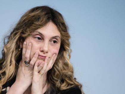 Tesi Azzolina, l'ipocrisia del M5s: a Madia chiese di dimettersi