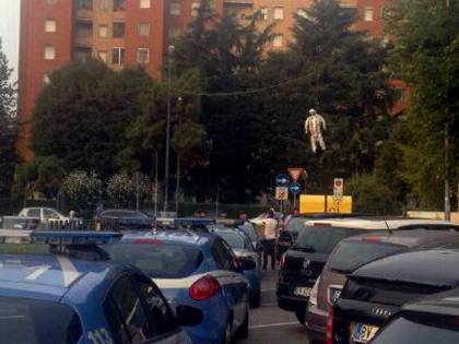 Milano, contro Uber spunta un manichino con la foto di Maran