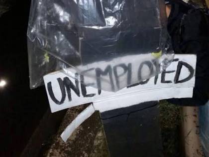 "Siamo tutti disoccupati": la protesta dei manichini dei giovani di Fratelli d'Italia
