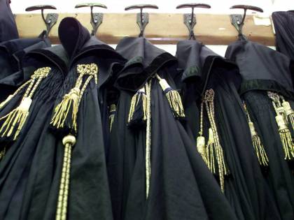 "Picchiatore fascista" si può dire, "cialtrone di destra" no