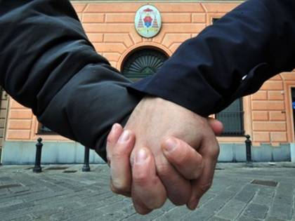 La madre lo caccia di casa: "È gay". Ma il giudice la condanna a mantenerlo