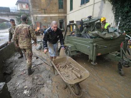 Genova, Grillo contestato dagli "angeli del fango"