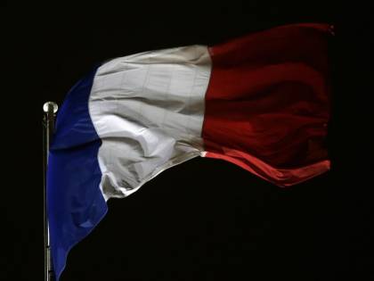 L'orgoglio francese arriva anche a scuola: sì alla bandiera in aula