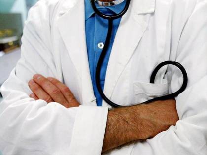 Bacia il seno alla paziente, medico incastrato dal Dna