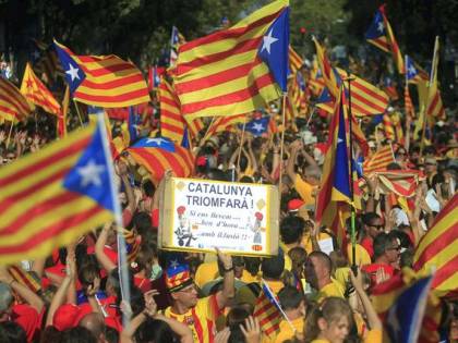 Madrid, ora il governo vieta bandiera catalana