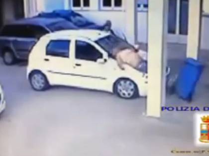Un volo di sei metri per rapire la figlia