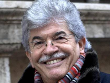 Pazza idea di Razzi: "Mi hanno invitato all'Isola del Famosi"
