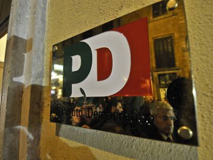 Roma, raid intimidatorio contro la sede del Pd: impiccato un fantoccio e scritte sui muri