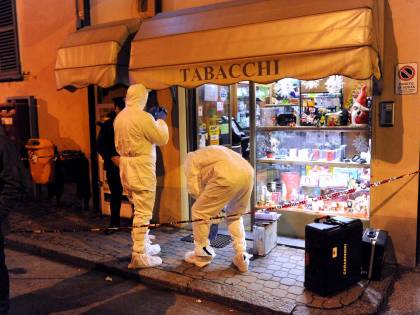Asti, difende la moglie durante una rapina: tabaccaio ammazzato