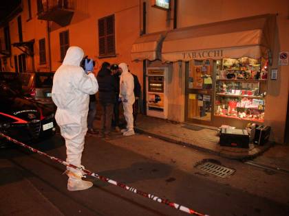 Asti, sangue in tabaccheria